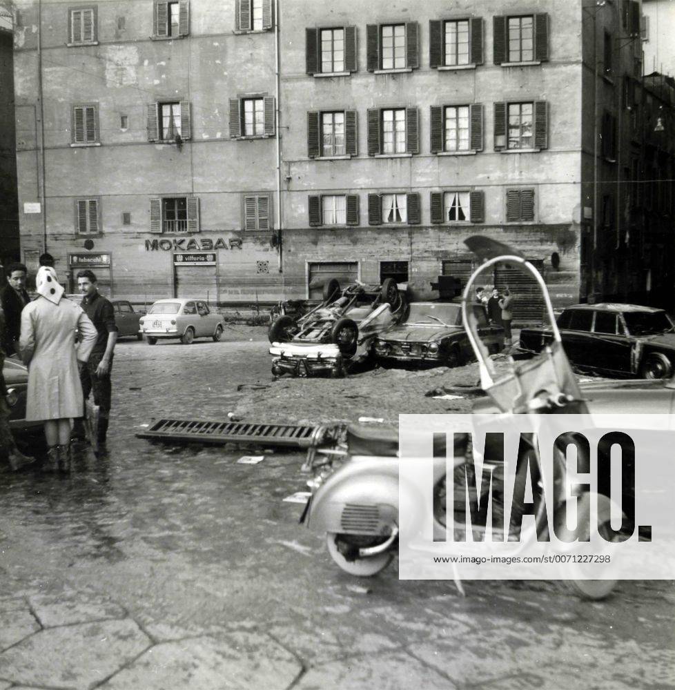 Flood of November 1966, Piazza dei Giudici, Florence, Italy 01390
