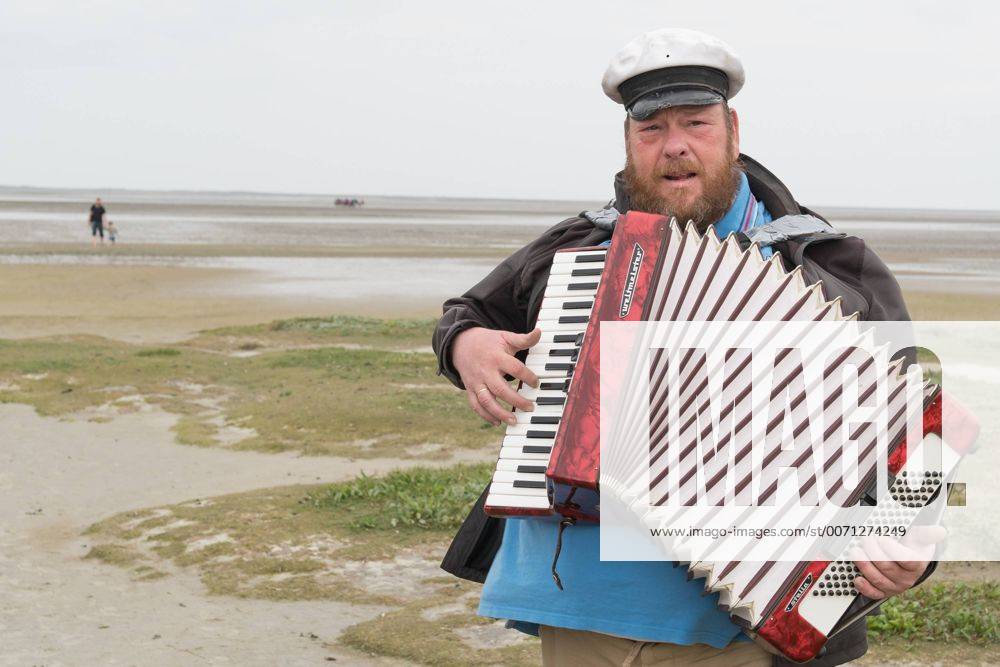 Filmcrew mit Max von Thun macht Vögelurlaub auf Borkum 20.05.2016, Strand, Borkum, Crew Team Gut zu Vögeln auf Borkum, Borkum in 36 Stunden und es hat sich gelohnt - im Bild Albertus Akkermann (Wattführer) begleitete die Crew Musikalisch und einem Muschelrennen KFOTOxKokenge