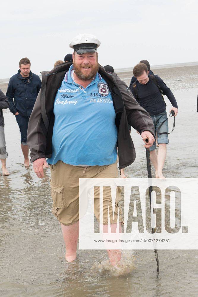 Filmcrew mit Max von Thun macht Vögelurlaub auf Borkum 20.05.2016, Strand, Borkum, Crew Team Gut zu Vögeln auf Borkum, Borkum in 36 Stunden und es hat sich gelohnt - im Bild Albertus Akkermann (Wattführer) begleitete die Crew Musikalisch und einem Muschelrennen. KFOTOxKokenge