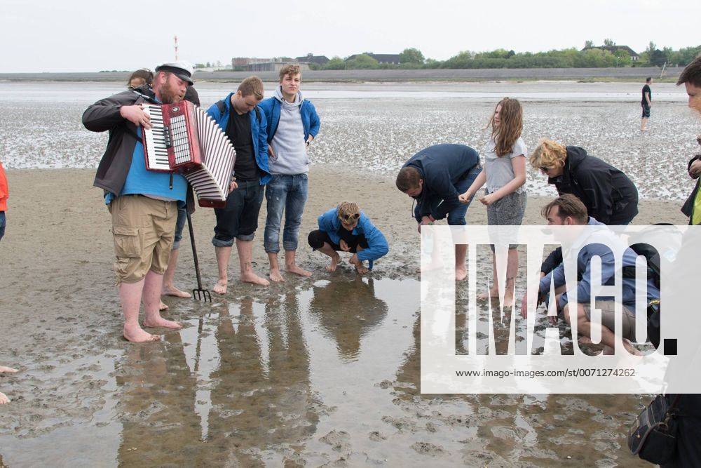 Filmcrew mit Max von Thun macht Vögelurlaub auf Borkum 20.05.2016, Strand, Borkum, Crew Team Gut zu Vögeln auf Borkum, Borkum in 36 Stunden und es hat sich gelohnt - im Bild Albertus Akkermann (wattführer) und die Filmcrew beim Muschelrennen KFOTOxKokenge