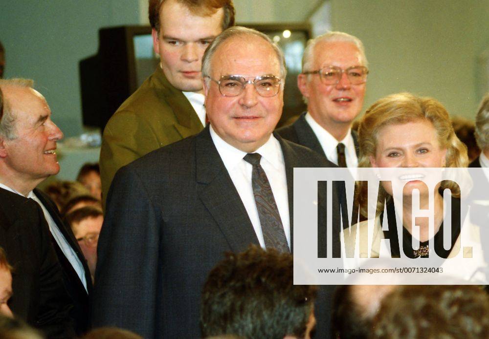 Bundeskanzler Helmut Kohl und seine Ehefrau Hannelore am 02. 12. 1990 bei der Bunderstagswahl 1990 in der CDU Zentrale in Bonn. Hinten rechts steht Gerhard Stoltenberg, links steht Alfred Dregger
