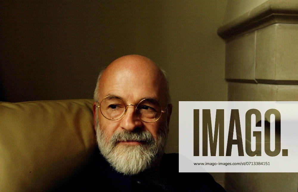 Attention: Date of recording according to label. TERRY PRATCHETT AT HIS HOME IN WILTSHIRE. 22 10 01PILSTON