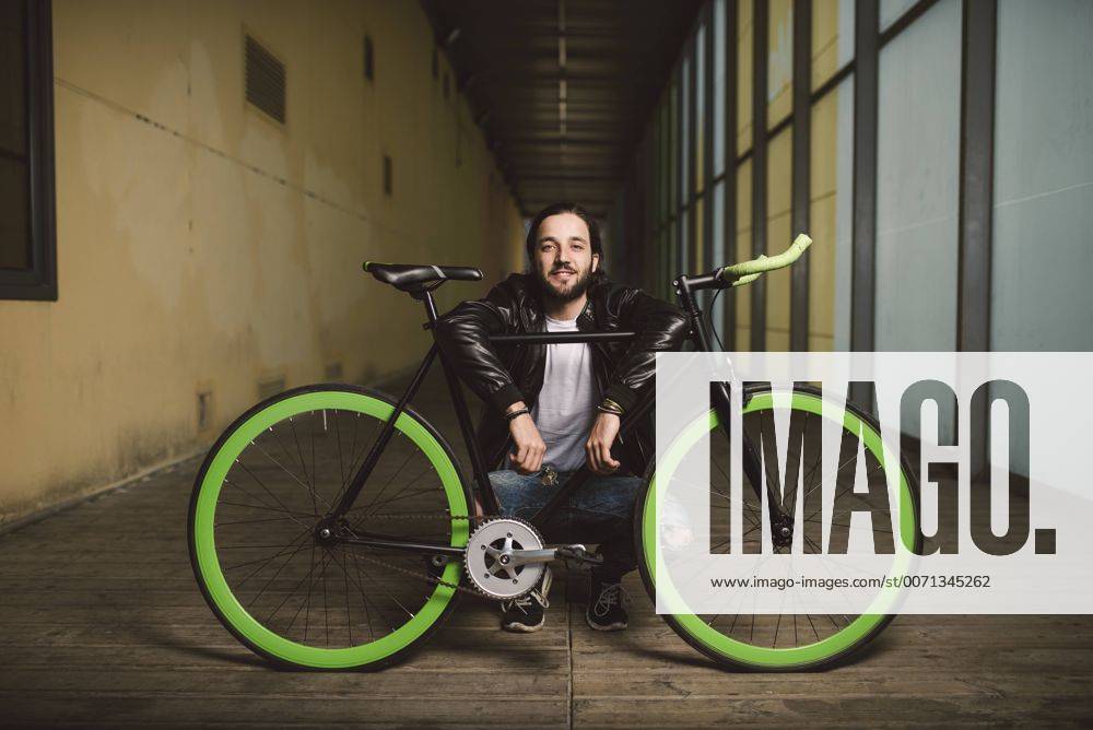 Smiling young man with fixie bike model released Symbolfoto RAEF001111