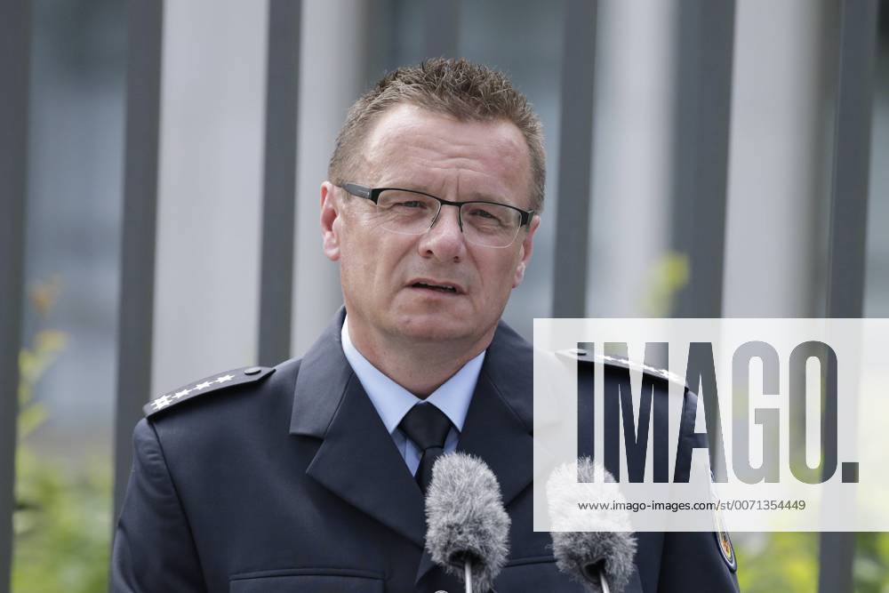 Berlin, Bundesministerium des Innern, Einweihung des Gedenkobjektes für die im Dienst ums Leben gekommenen Beschäftigten des Geschäftsbereich BMI durch BM de Maiziere, Foto: Sven Hüber, Vorsitzenden des Bundespolizeihauptpersonalrates