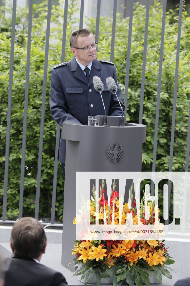 Berlin, Bundesministerium des Innern, Einweihung des Gedenkobjektes für die im Dienst ums Leben gekommenen Beschäftigten des Geschäftsbereich BMI durch BM de Maiziere, Foto: Sven Hüber, Vorsitzenden des Bundespolizeihauptpersonalrates