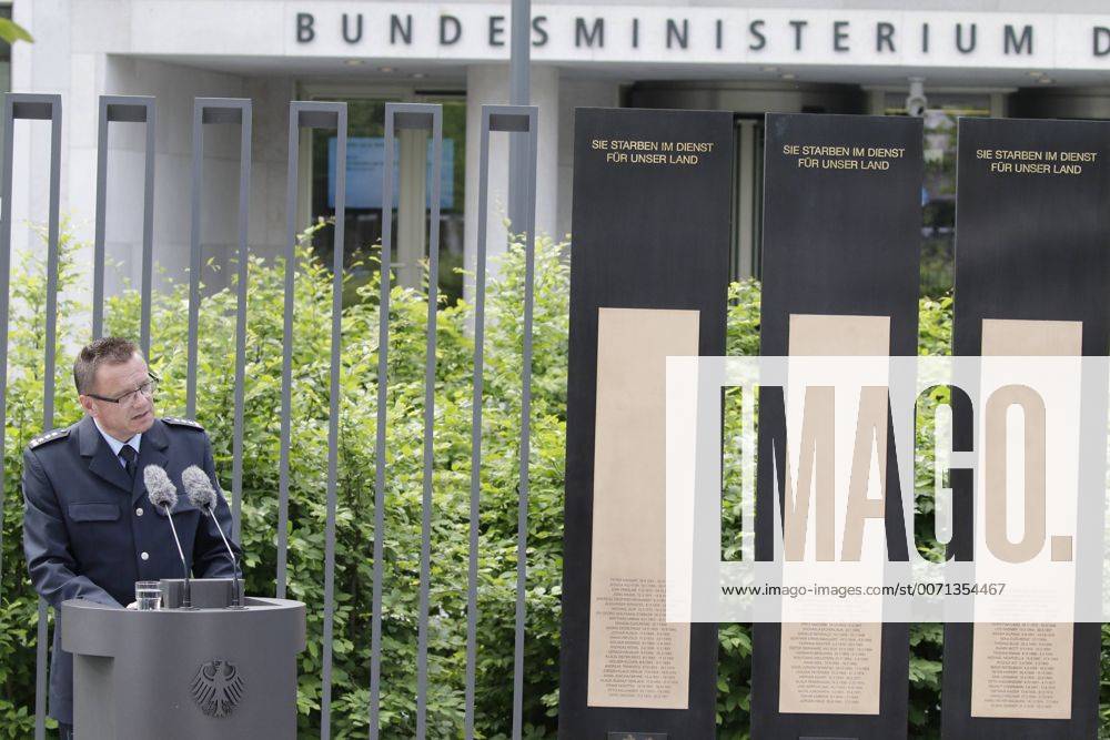 Berlin, Bundesministerium des Innern, Einweihung des Gedenkobjektes für die im Dienst ums Leben gekommenen Beschäftigten des Geschäftsbereich BMI durch BM de Maiziere, Foto: Sven Hüber, Vorsitzenden des Bundespolizeihauptpersonalrates
