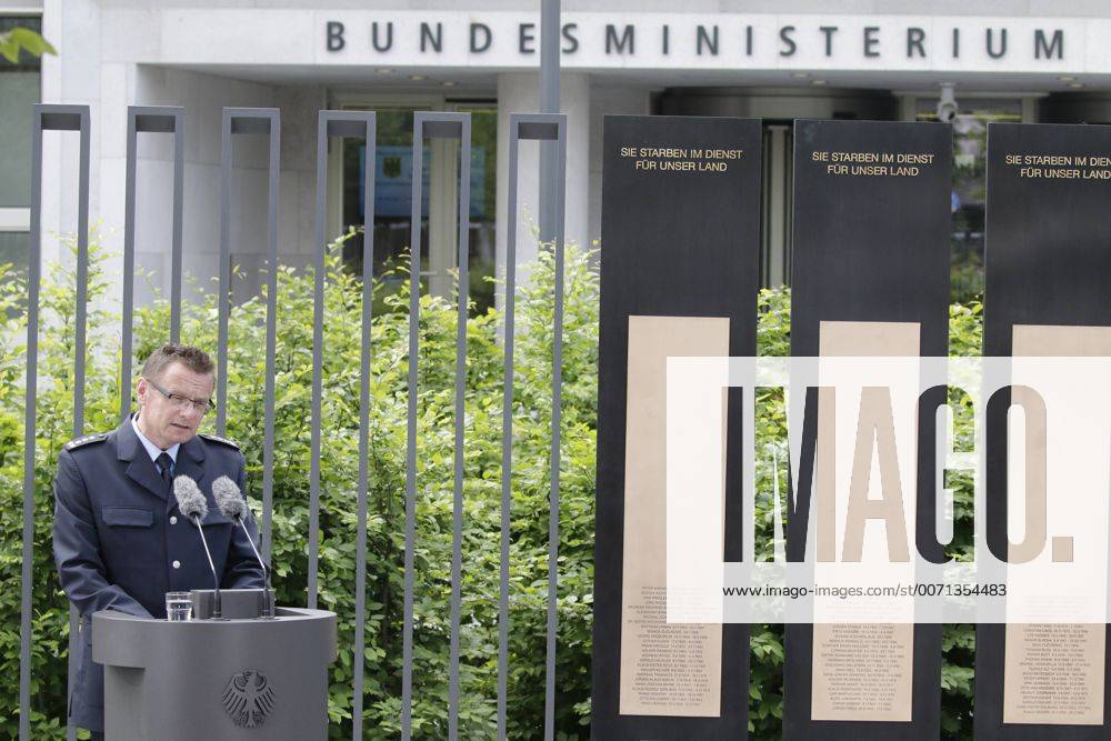 Berlin, Bundesministerium des Innern, Einweihung des Gedenkobjektes für die im Dienst ums Leben gekommenen Beschäftigten des Geschäftsbereich BMI durch BM de Maiziere, Foto: Sven Hüber, Vorsitzenden des Bundespolizeihauptpersonalrates