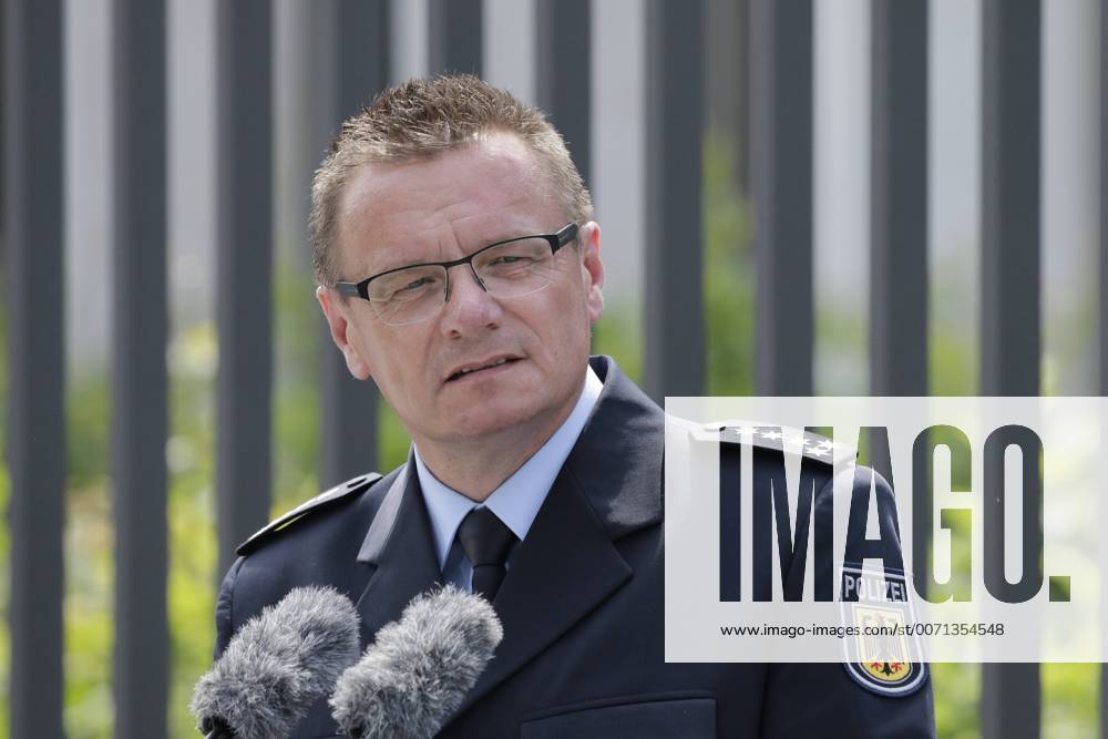 Berlin, Bundesministerium des Innern, Einweihung des Gedenkobjektes für die im Dienst ums Leben gekommenen Beschäftigten des Geschäftsbereich BMI durch BM de Maiziere, Foto: Sven Hüber, Vorsitzenden des Bundespolizeihauptpersonalrates