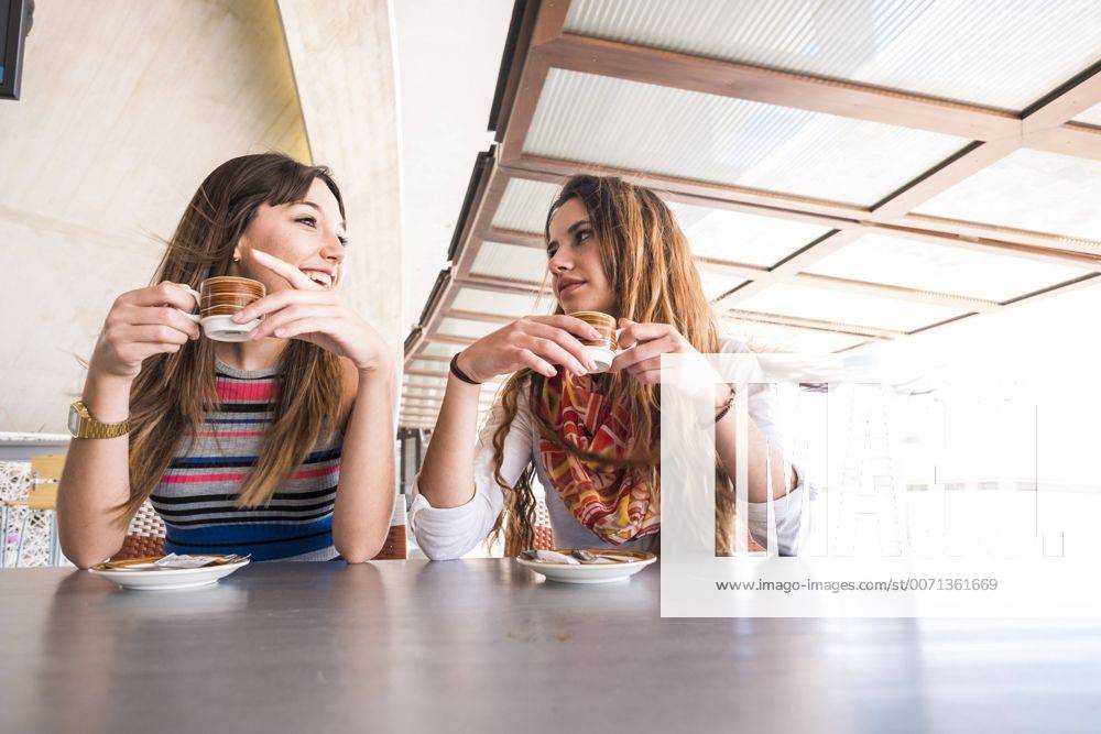 Youniverse - Urban Lifestyle Two friends drinking coffee model released Symbolfoto SIPF000460