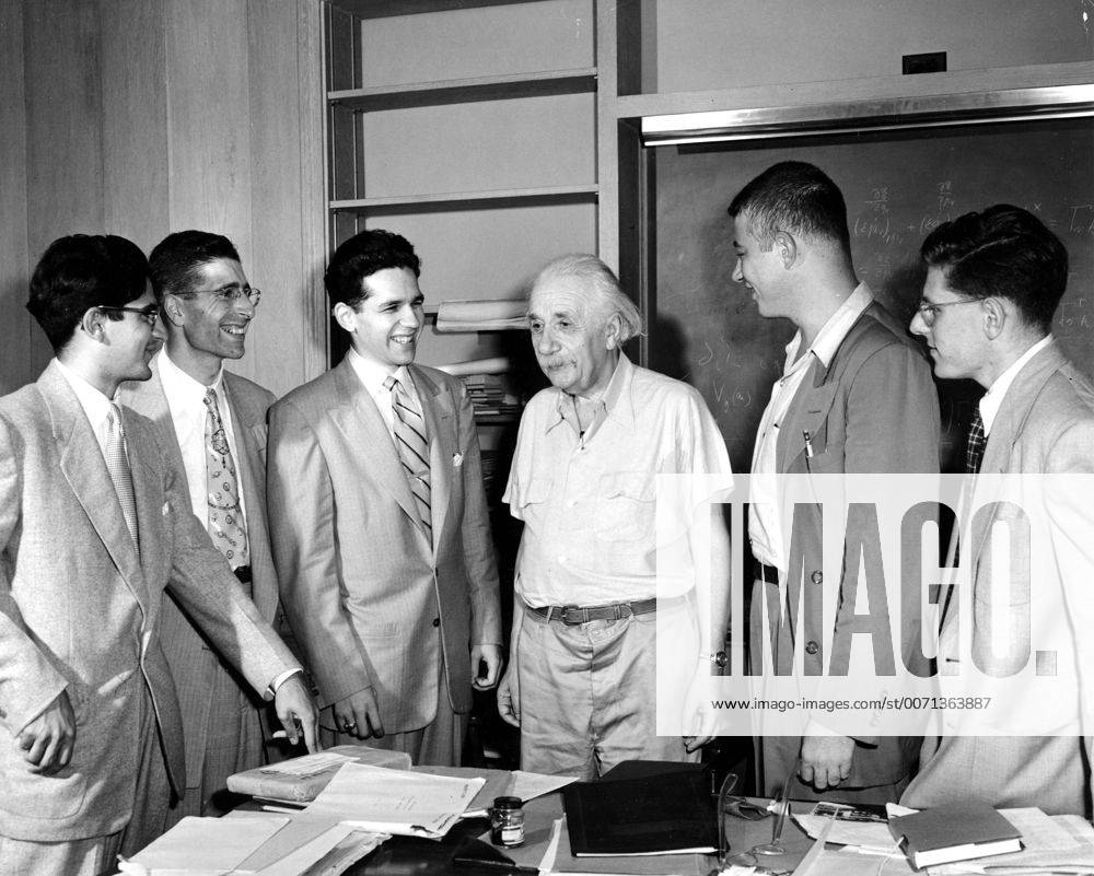 Jan. 1, 2011 - PROFESSOR ALBERT EINSTEIN WITH STUDENTS.IN PRINCETON EARLY 1930 S. - ZUMAg49_