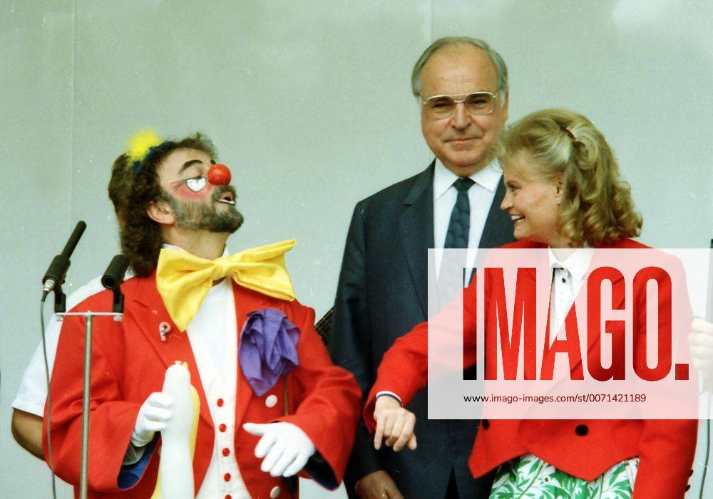 Bundeskanzler Helmut Kohl und Ehefrau Hannelore bei einem Kinderfest im Bundeskanzleramt in den 90er Jahren in Bonn. German Chancellor Helmut Kohl and his wife Hannelore with a clown during a festival for children in the Bonn Chancellory in the 90th.