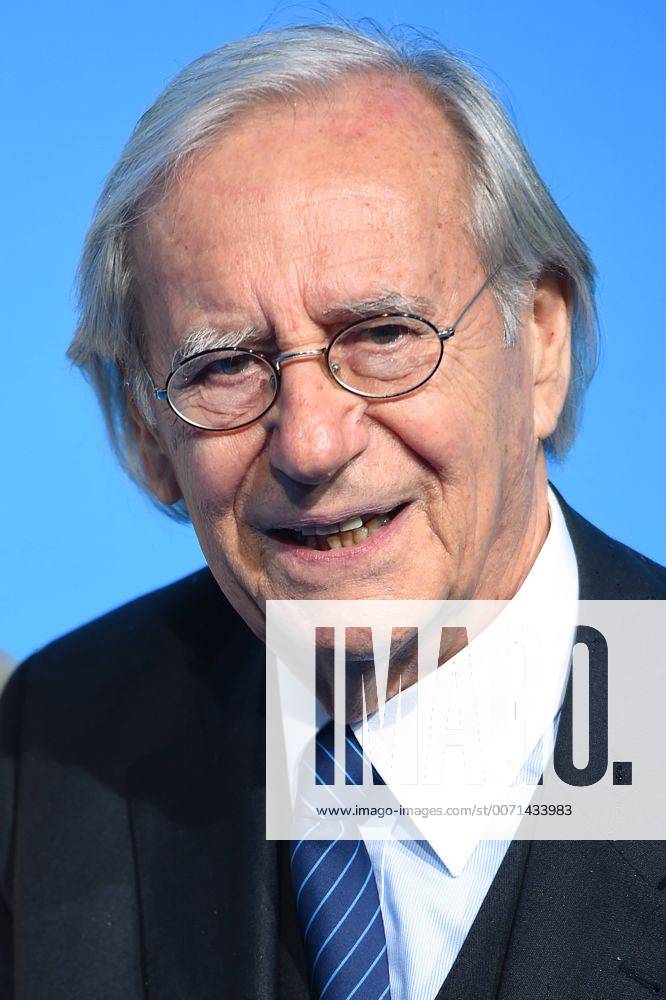 Wilfired KLAUS (Schauspieler) ,Einzelbild,angeschnittenes Einzelmotiv,Portraet,Portrait,Porträt. Roter Teppich,Red Carpet,Bayerischer Fernsehpreis 2016 am 03.06.2016.