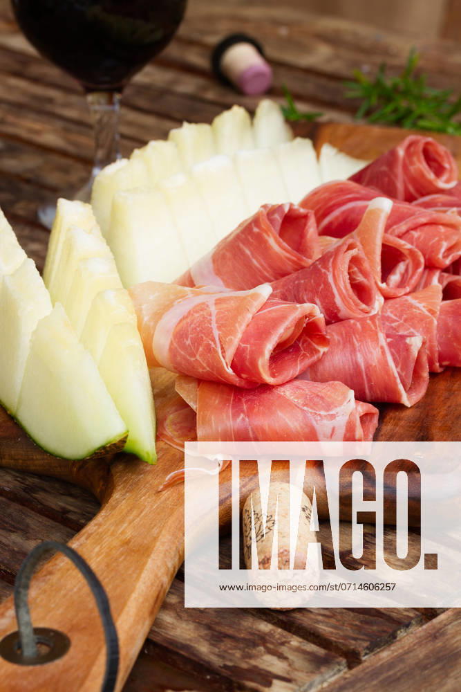 IMAGO Creative, Food, Tapas spanish tapas - slices of cured pork jamon with melon and wine. spanish tapas ,model released, Symbolfoto