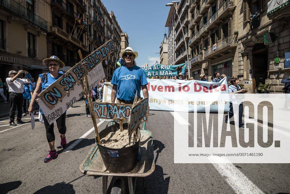 Barcelona, Catalonia, Spain - A demonstrator against the Spanish River Basin Management Plan for the Ebro carries a wheelbarrow during a protest against the consequences it may have for the Ebro Delta and the overall environment and for the Independence of Catalonia from Spain. Barcelona Spain - ZUMAo105