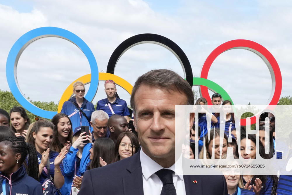 Le prà sident Emmanuel Macron visite le village olympique des JO Paris 2024 à Saint Denis French President Emmanuel Macron leaves after posing with French athletes as he visits the Olympic Village, at the 2024 Summer Olympics, Monday, July 22, 2024, in Paris, France AP Photo Michel Euler, Pool Saint Denis France