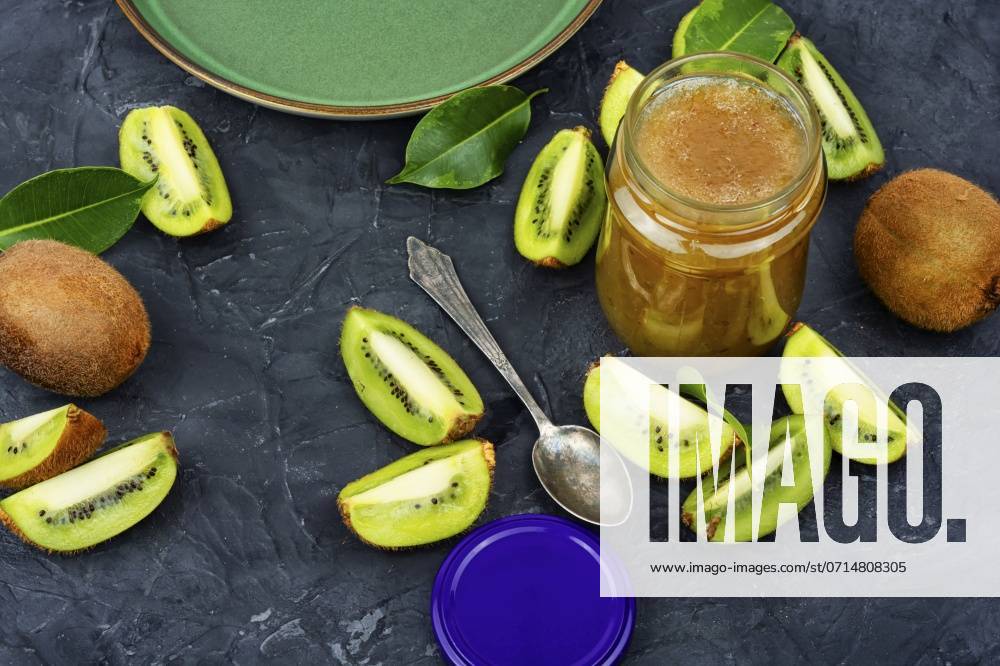 IMAGO Creative, Jahreszeit Sommer, Food, Marmelade kochen Homemade kiwi jam jar with raw fruit ,jam kiwi in a glass jar. Homemade kiwi jam ,model released, Symbolfoto