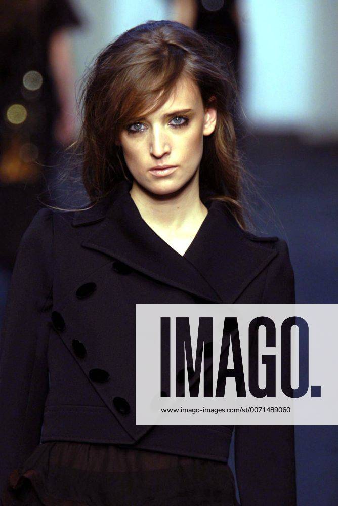 Jan. 1, 2011 - K35765.ANNA MOLINARI WOMEN FASHION FALL WINTER 2005 , MILAN 02 24 2004. - ZUMAg49_
