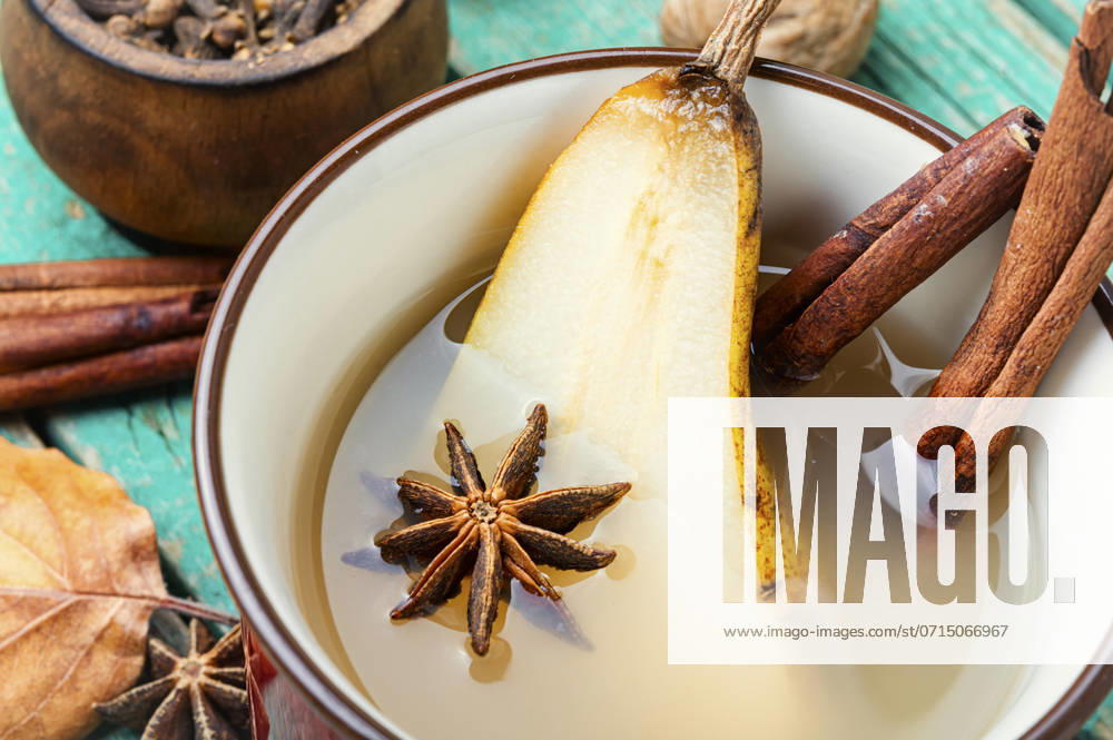 Traditional autumn alcoholic drink.Warm pear mulled wine.Pear wine with spices.. Hot pear wine. ,model released, Symbolfoto