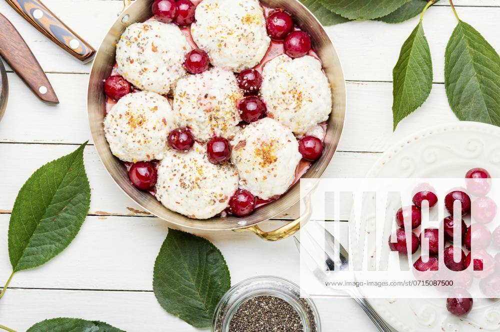 IMAGO Creative, Food, Dumplings Dumplings or knedliky with cherry filling.National dish of Czech and Slovak cuisine. Czech dumplings in cherry sauce ,model released, Symbolfoto
