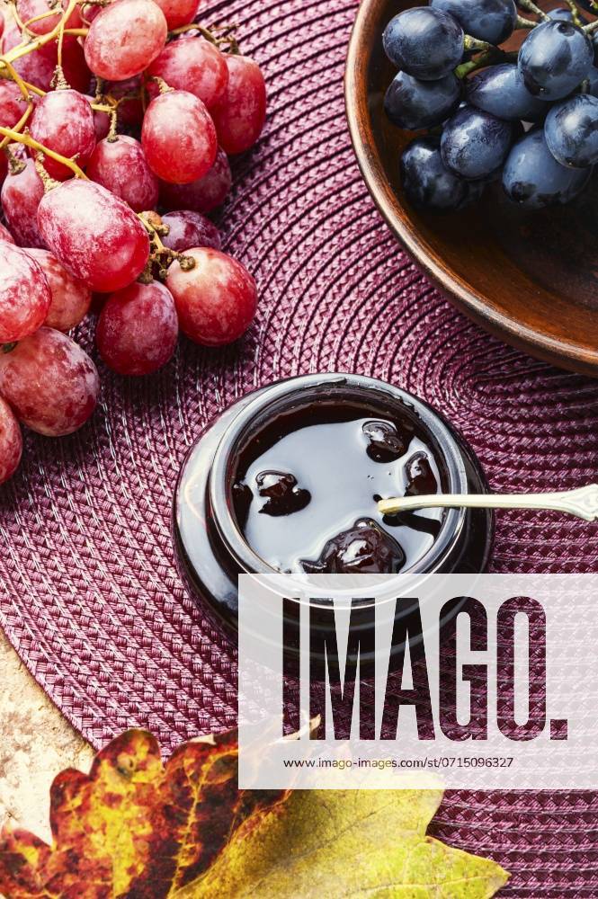 IMAGO Creative, Jahreszeit Sommer, Food, Marmelade kochen Delicious homemade autumn grape jam.Autumn dessert.Autumn still life. Jar of grape jam. ,model released, Symbolfoto