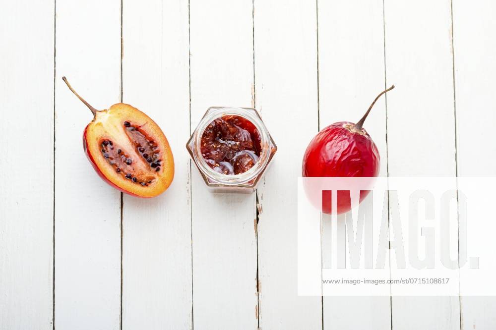 IMAGO Creative, Jahreszeit Sommer, Food, Marmelade kochen Delicious exotic tamarillo jam in a glass jar. Jar of tamarillo jam. ,model released, Symbolfoto