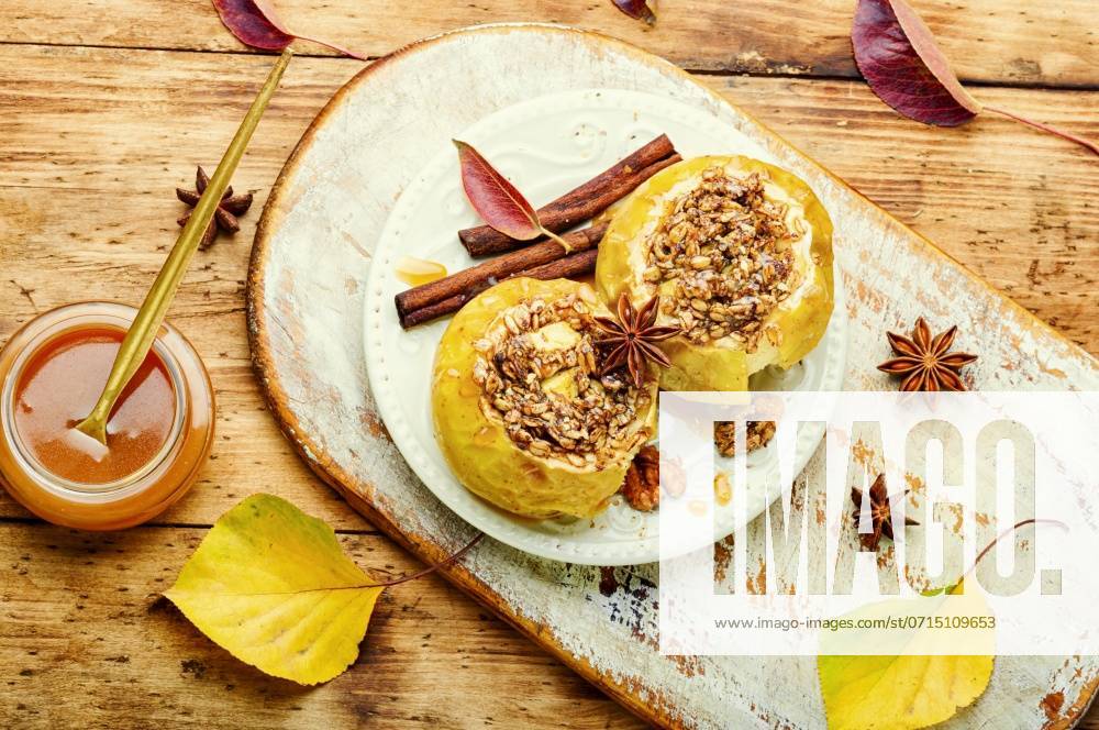Baked apples stuffed with granola and nuts.Baking concept. Baked apples with caramel sauce ,model released, Symbolfoto