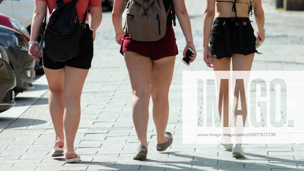 Junge Frauen mit Übergewicht gehen in gewagten, ultrakurzen Hot Pants in der Innenstadt München, Bayern, Deutschland