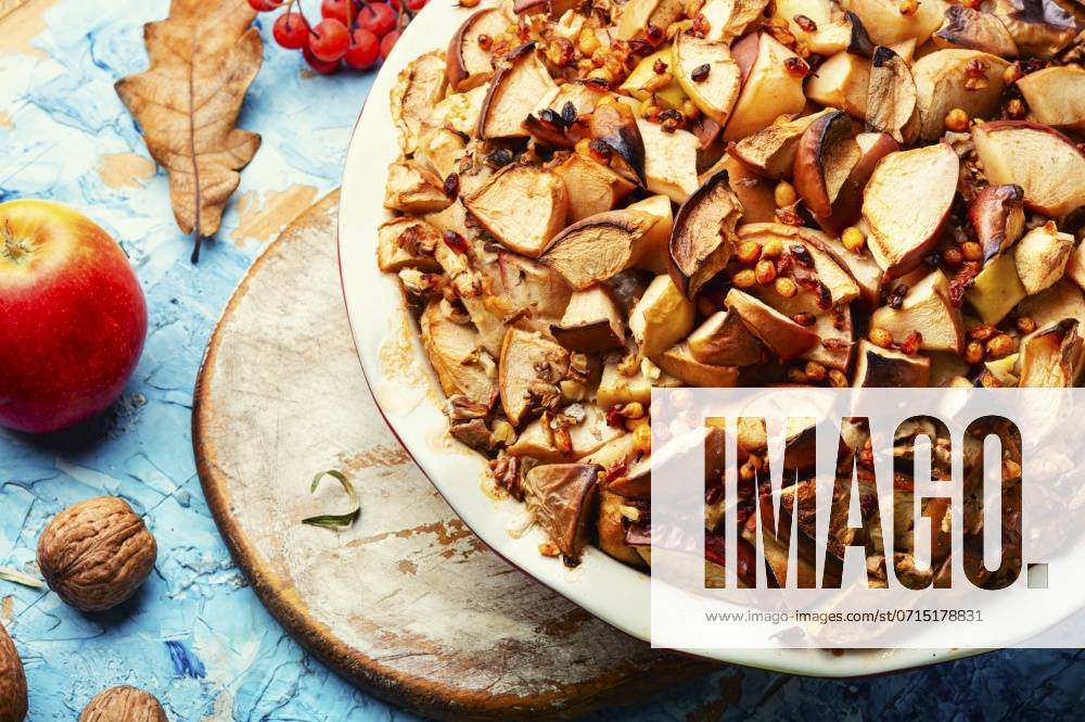 IMAGO Creative, Herbst, Food, Apfelkuchen Seasonal, a sweet dessert made from apples baked in dough. Autumn apple pie ,model released, Symbolfoto