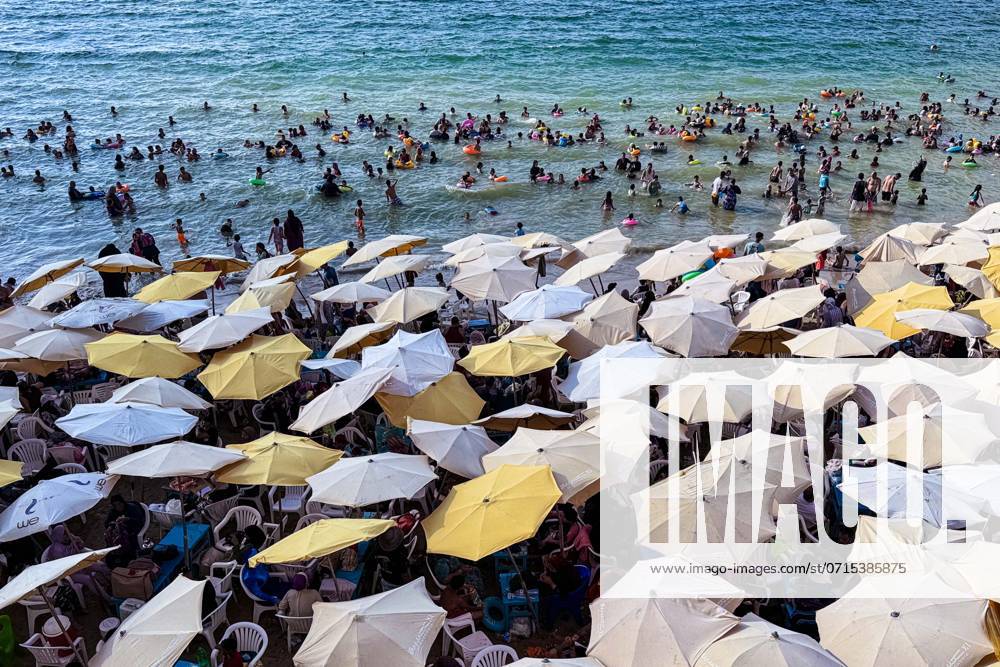(240723) -- ALEXANDRIA (EGYPT), July 23, 2024 -- People cool off at a beach of the Mediterranean Sea during a heatwave in Alexandria, Egypt, on July 23, 2024. ) EGYPT-ALEXANDRIA-HEATWAVE AhmedxGomaa