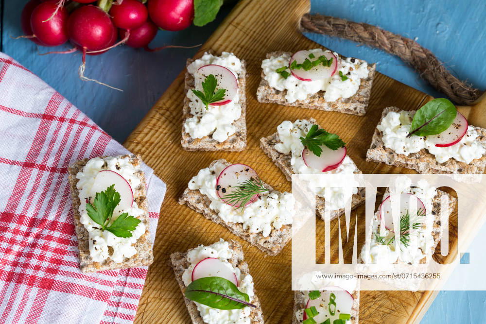 Crispbread with cottage cheese radishes and herbs.. Crispbread with cottage cheese radishes and herbs ,model released, Symbolfoto
