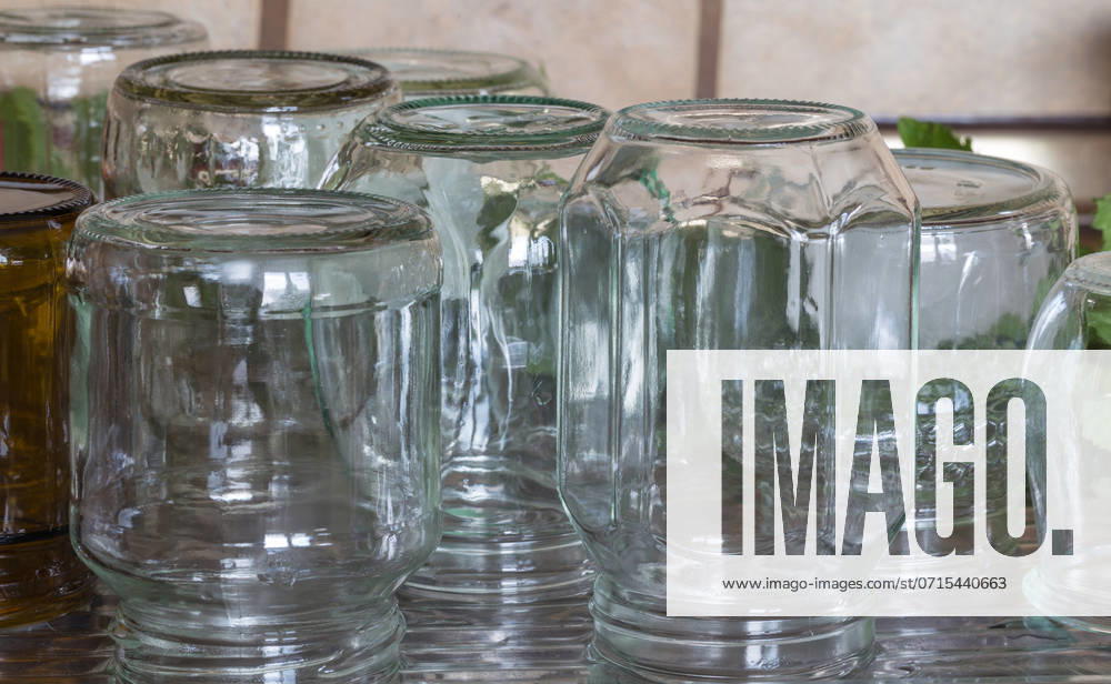 IMAGO Creative, Jahreszeit Sommer, Food, Marmelade kochen Strawberry jam cooking jars are prepared.. Strawberry jam cooking jars are prepared ,model released, Symbolfoto