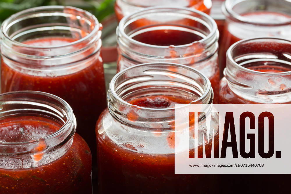 IMAGO Creative, Jahreszeit Sommer, Food, Marmelade kochen Strawberry jam cooking fill the jam.. Strawberry jam cooking fill the jam ,model released, Symbolfoto