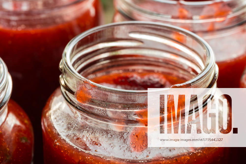 IMAGO Creative, Jahreszeit Sommer, Food, Marmelade kochen Strawberry jam in a jar macro.. Strawberry jam in a jar macro ,model released, Symbolfoto