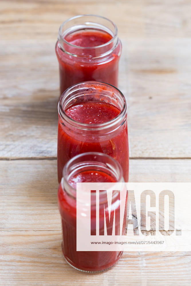 IMAGO Creative, Jahreszeit Sommer, Food, Marmelade kochen Strawberry jam in a jar on wood.. Strawberry jam in a jar on wood ,model released, Symbolfoto