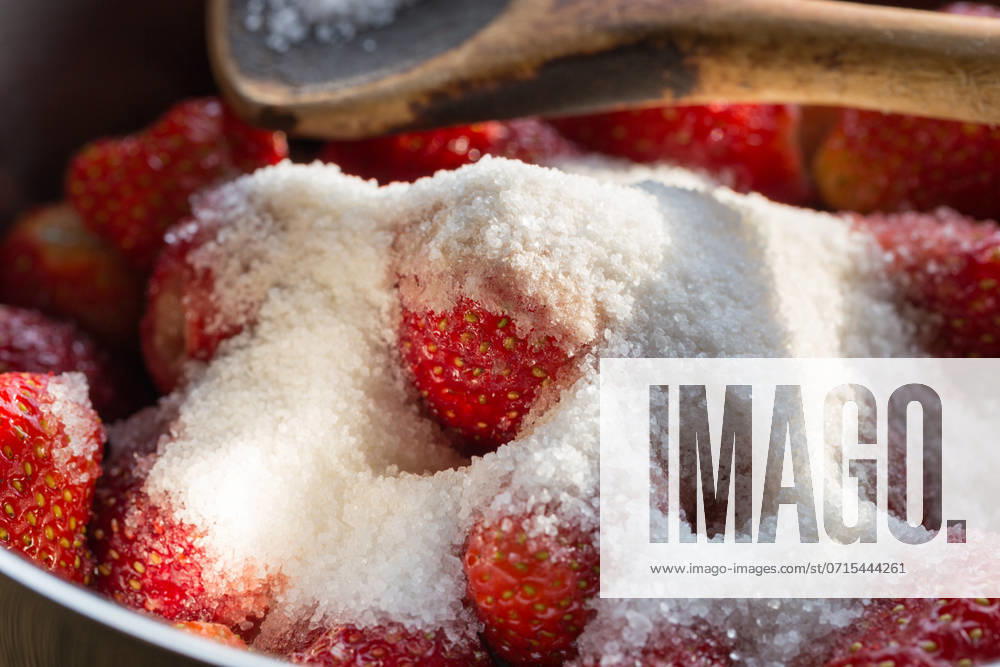 IMAGO Creative, Jahreszeit Sommer, Food, Marmelade kochen Strawberry jam cooking encore of sugar.. Strawberry jam cooking encore of sugar ,model released, Symbolfoto