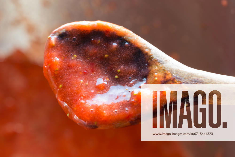 IMAGO Creative, Jahreszeit Sommer, Food, Marmelade kochen Strawberry jam cooking in a pot with wooden spoon.. Strawberry jam cooking in a pot with wooden spoon ,model released, Symbolfoto