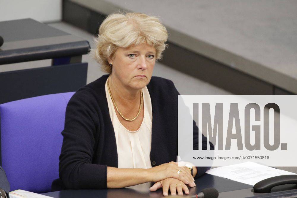 Berlin, Bundestag Plenum, 176. Sitzung, Thema:Solidarität mit bedrohten Abgeordneten. Völlig inakzeptabel: Drohungen und Mordaufrufe insbesondere gegen türkischstämmige Kolleginnen und Kollegen Foto: Prof. Monika Grütters MdB, Staatsministerin für Kultur und Medien