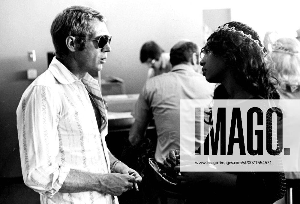 Jan. 1, 2011 - STEVE MCQUEEN AND MARY WILSON AT THE CALIFORNIA 500 AT THE ONTARIO MOTOR SPEEDWAY.1971. - ZUMAg49_