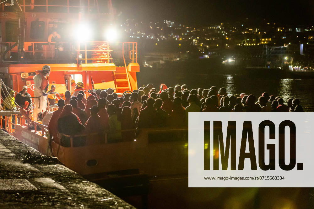 KW 30 Rescue Of A Cayuco With 140 People - Canary Islands A Salvamento Maritimo boat arrives at Arguineguin dock after rescuing a cayuco with 140 people on board, July 23, 2024, in Gran Canaria, Canary Islands (Spain). Salvamento Marítimo rescued yesterday, a dinghy with 140 people on board, all of sub-Saharan origin, south of Gran Canaria. The boat was sighted 138 miles south of the archipelago by a ship traveling from Portugal to Nigeria, giving immediate notice to Maritime Rescue. Among those rescued, there are 20 women and two minors. Photo by Europa Press Canarias ABACAPRESS.COM Gran Canaria (Canary Islands) Spain