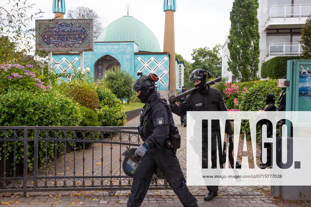 Islamic Center Hamburg IZH banned DEU, Germany, Hamburg Police operation and raid at the Islamic Center Hamburg IZH The center and other pro-Iranian institutions were banned in several federal states The IZH is suspected of having supported the banned terrorist organization Hezbollah Hamburg Hamburg Germany