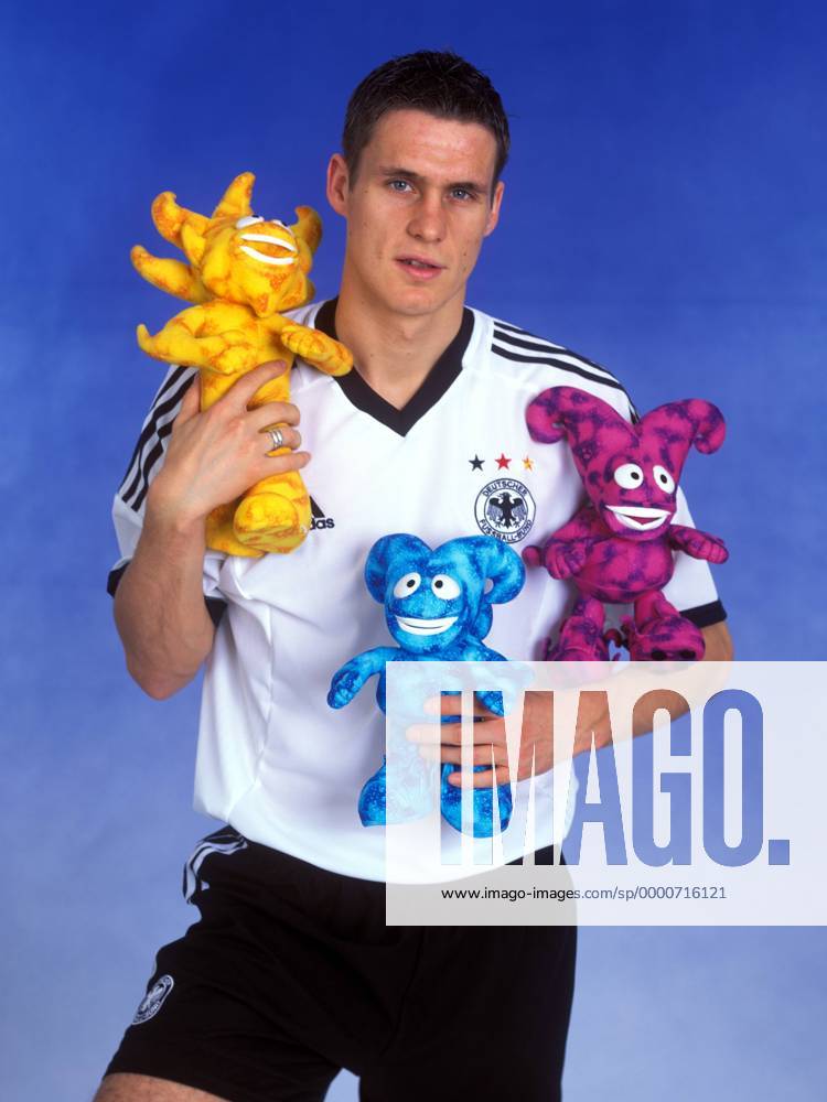 Sebastian Kehl (Deutschland) mit den Maskottchen der Weltmeisterschaft 2002, v.li.: Kaz, Nik und Ato Fußball WM Herren Shooting 2002, Fotoshooting, Fototermin, Nationalmannschaft, Nationalteam Einzelbild München