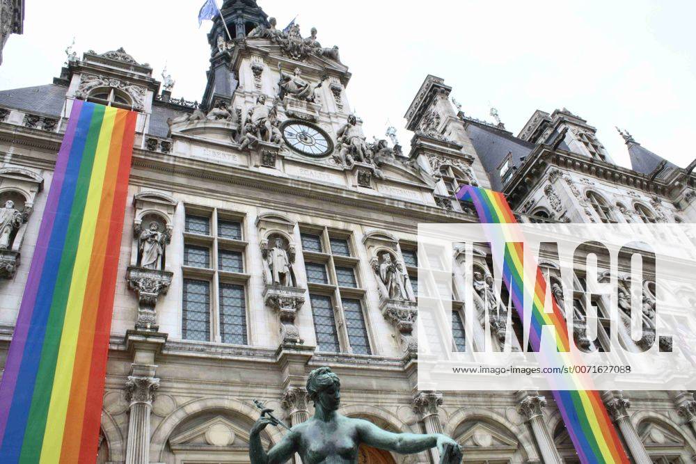 Orlando: Tote bei Schießerei in Nachtclub - Anteilnahme in Paris Regenbogenfahne an der Fassade des Rathauses (Hotel de Ville) in Paris, Frankreich - Gedenken an die Opfer des Massakers von Orlando - 13 06 2016 LeaBarbe Panoramic