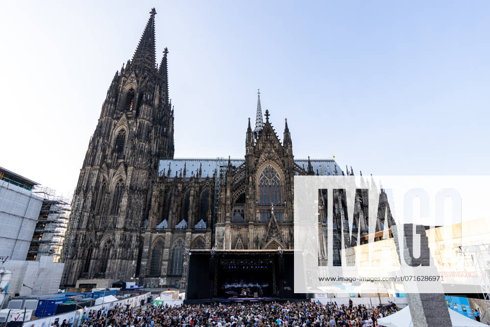 Thees Uhlmann Weltstars auf dem Roncalliplatz 24 07 2024 German musician THEES UHLMANN performing live on Roncalliplatz in Cologne The concert series Weltstars auf dem Roncalliplatz has been taking place against the backdrop of Cologne Cathedral since 2018 An event of ELHartz Promotion GmbH Cologne City Center North Rhine-Westphalia Germany