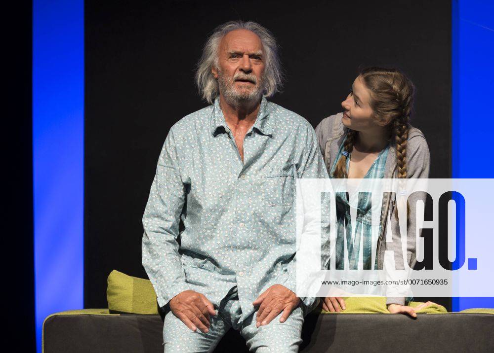 Schauspieler Achim Wolff als Amandus Rosenbach, Nastassja Revvo als Tilda Rosenbach, am 14.06.2016 bei der Fotoprobe zum Theaterstueck HONIG IM KOPF nach dem gleichnamigen Film, Berliner Schlosspark Theater, Premiere 18.06.2016 Honig im Kopf - Berlin
