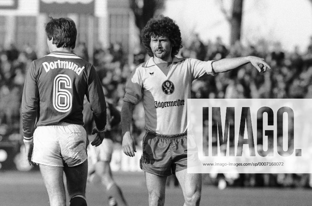 Paul Breitner (Braunschweig, re.) und Herbert Meyer (BVB). 1. BL Saison 1977 1978 Eintracht Braunschweig gegen Borussia Dortmund 0:1 am 11.03.1978.