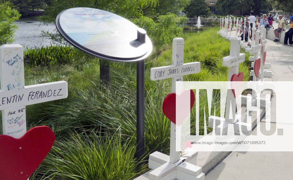 Greg Zanis set up 49 memorial cross in remembrance of the victims of the Pulse nightclub massacre in Orlando, Florida, June 16, 2016. A lone gunman Omar Mateen shot and killed 49 patrons and wounded another 53 at the Pulse gay nightclub in Orlando. MIA20160616114 GARYxIxROTHSTEIN