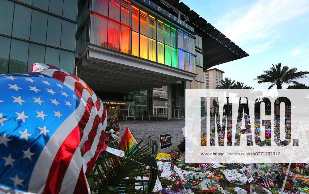 Orlando, FL, USA - A makeshift memorial to victims of the Pulse nightclub shooting continues to grow in front of the Dr. Phillips Center for the Performing Arts in downtown Orlando, Fla., on Saturday, June 18, 2016. Orlando USA - ZUMAm67_