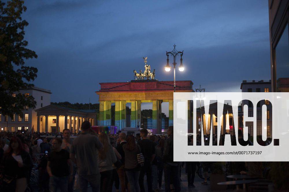 Das Brandenburger Tor am Pariser Platz in Berlin leuchtet am 18.06.2016 zum Gedenken an die Opfer des Massakers von Orlando in den Farben des Regenbogens. Brandenburger Tor als Regenbogen