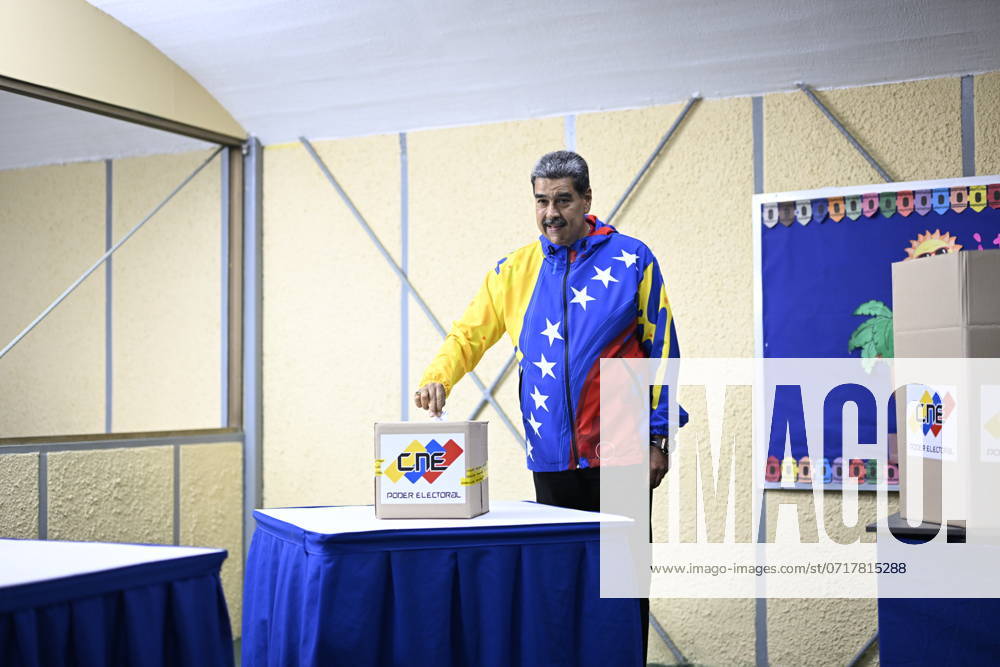 Venezuela, Präsidentschaftswahlen (240728) -- CARACAS, July 28, 2024 -- Venezuelan President Nicolas Maduro votes during the presidential election in Caracas, Venezuela, July 28, 2024. Election process begins to choose the next president of Venezuela. ) Photo Flash Election process begins to choose the next president of Venezuela LixMuzi
