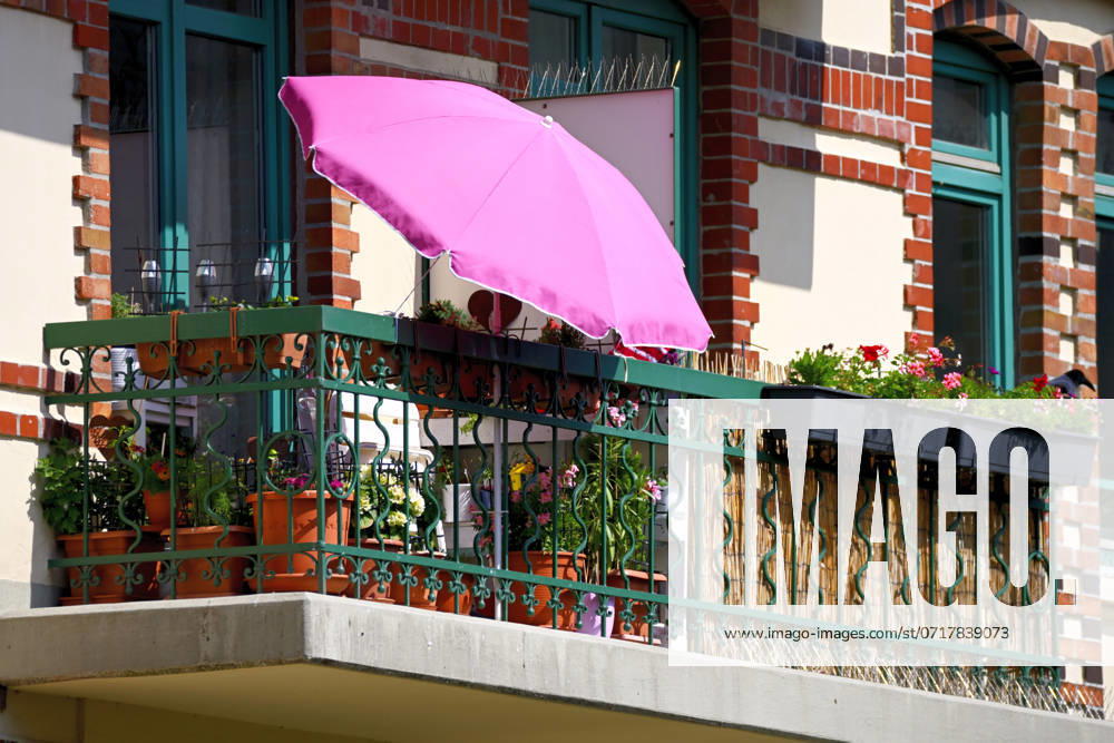 Balcony with parasol in Rothenburgsort, Hamburg, Germany ** NUR FUER REDAKTIONELLE ZWECKE ** **